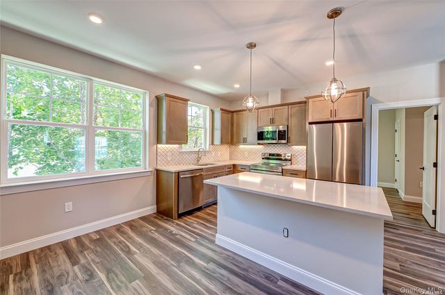 1 Conklin Street 204, Farmingdale, NY 11735