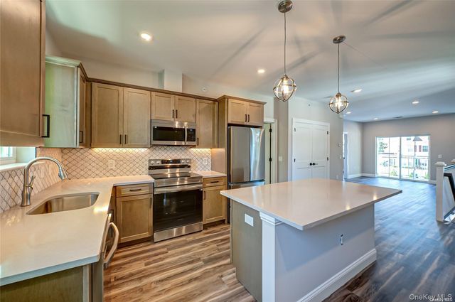 1 Conklin Street 204, Farmingdale, NY 11735