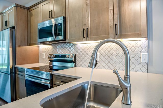 1 Conklin Street 204, Farmingdale, NY 11735