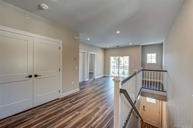 1 Conklin Street 204, Farmingdale, NY 11735