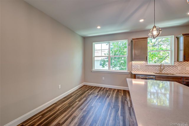 1 Conklin Street 204, Farmingdale, NY 11735