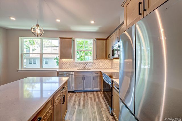 1 Conklin Street 204, Farmingdale, NY 11735