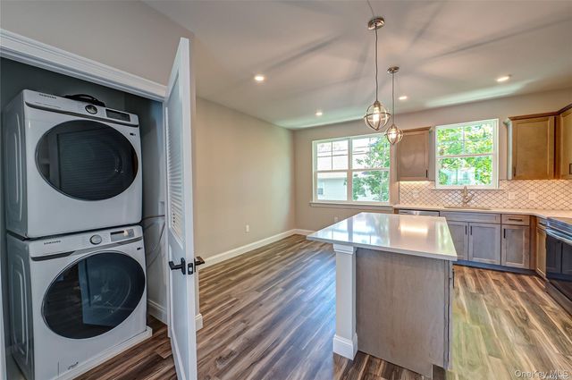 1 Conklin Street 204, Farmingdale, NY 11735