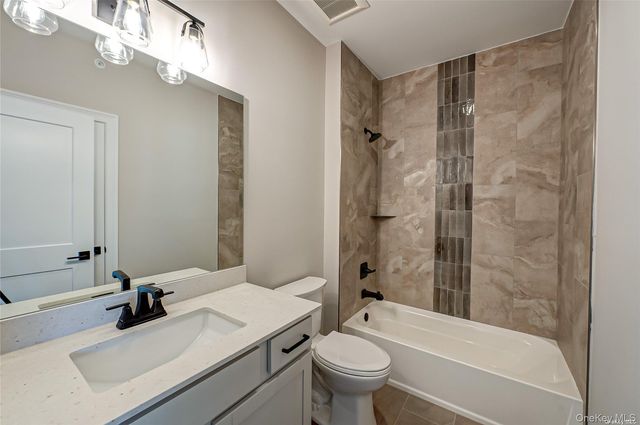 1 Conklin Street 204, Farmingdale, NY 11735