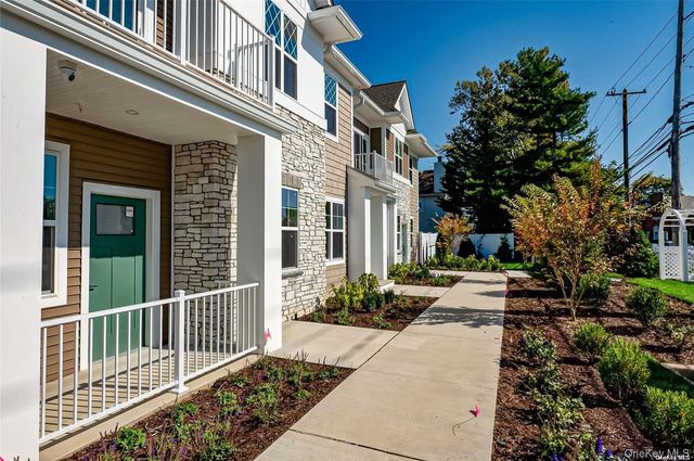 1 Conklin Street 204, Farmingdale, NY 11735