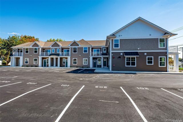 1 Conklin Street 204, Farmingdale, NY 11735