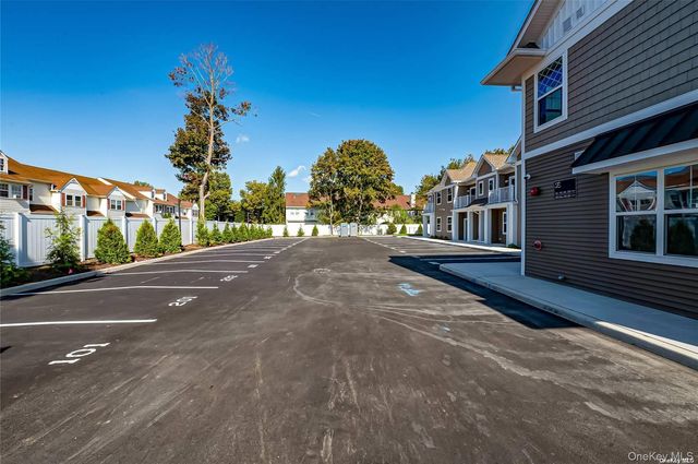 1 Conklin Street 204, Farmingdale, NY 11735