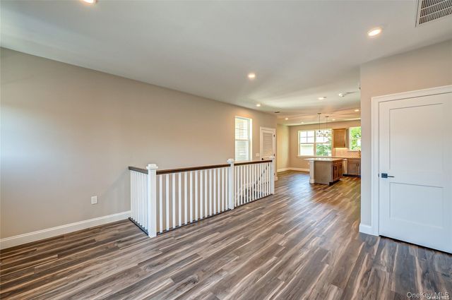 1 Conklin Street 204, Farmingdale, NY 11735