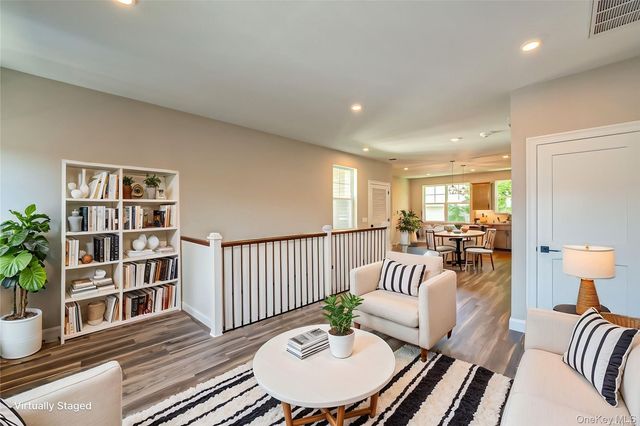 1 Conklin Street 204, Farmingdale, NY 11735