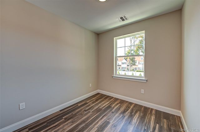 1 Conklin Street 204, Farmingdale, NY 11735