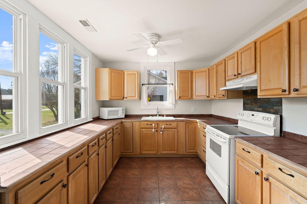 Image 18 of property listing at 202 Quaker Street, Saint George, SC 29477