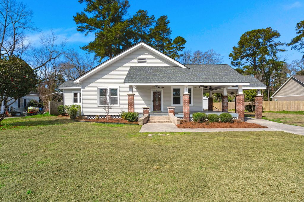 Image 2 of property listing at 202 Quaker Street, Saint George, SC 29477
