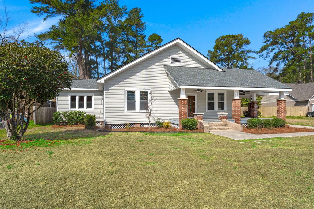 Image 3 of property listing at 202 Quaker Street, Saint George, SC 29477