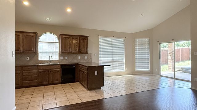 7810 Corona Court, Arlington, TX 76002