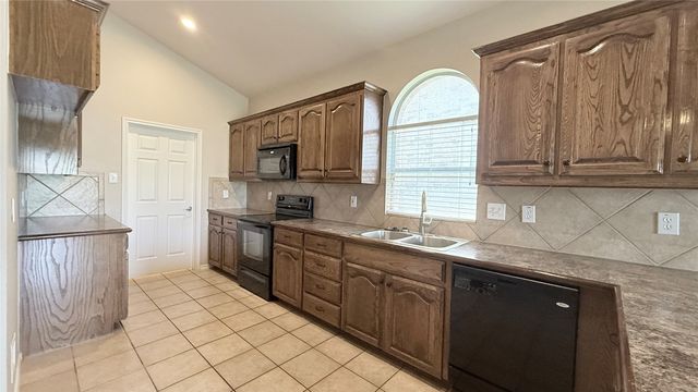 7810 Corona Court, Arlington, TX 76002
