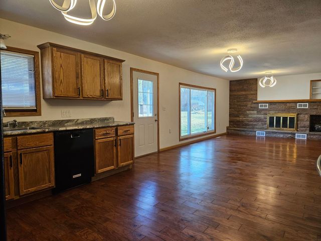 107 9th Ave SE, Oelwein, IA 50662