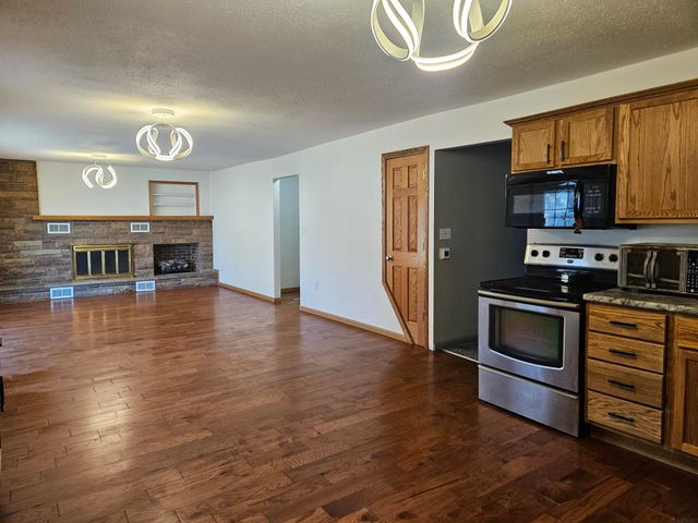 107 9th Ave SE, Oelwein, IA 50662