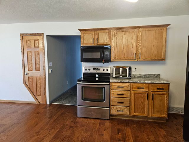 107 9th Ave SE, Oelwein, IA 50662