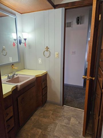 107 9th Ave SE, Oelwein, IA 50662