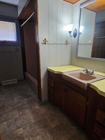 107 9th Ave SE, Oelwein, IA 50662