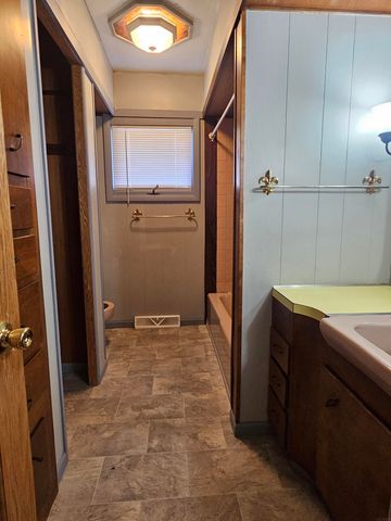 107 9th Ave SE, Oelwein, IA 50662