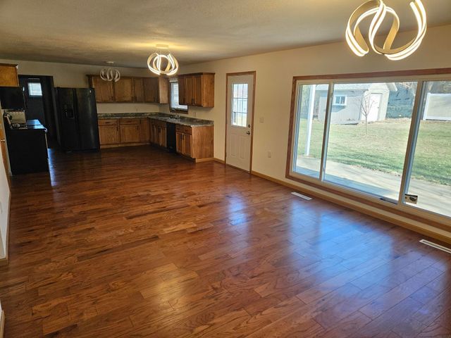 107 9th Ave SE, Oelwein, IA 50662