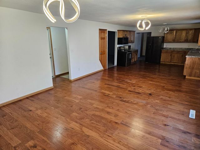 107 9th Ave SE, Oelwein, IA 50662