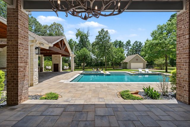 380 Ridgelake Scenic Drive, Montgomery, TX 77316