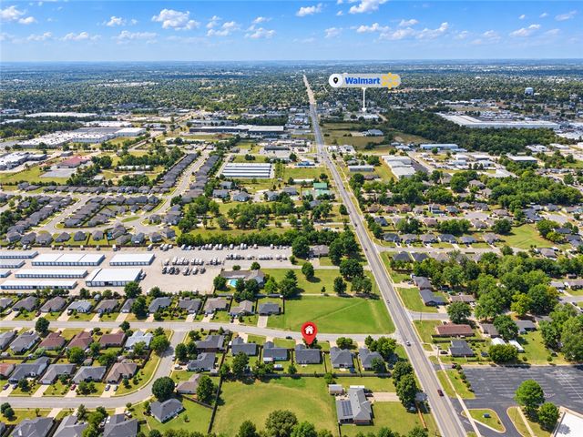 1905 S E Street, Rogers, AR 72758