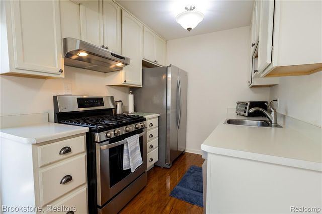 45745 Kensington, Utica, MI 48317