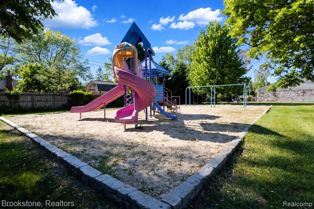 45745 Kensington, Utica, MI 48317