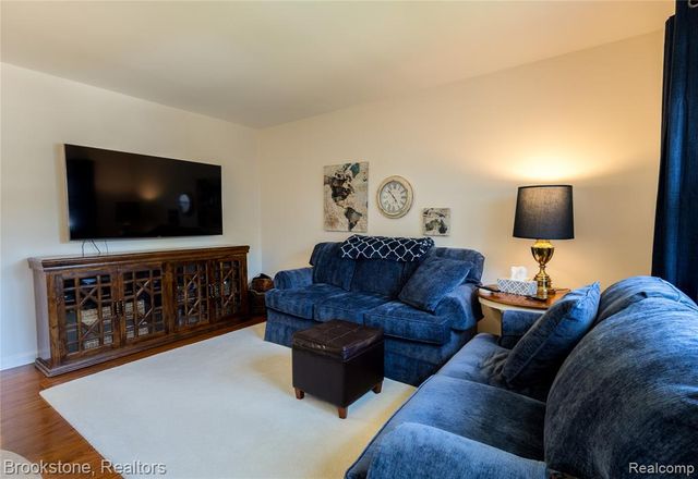 45745 Kensington, Utica, MI 48317