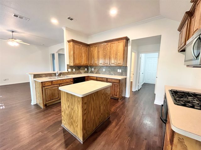 500 Hidden Meadow Court, Desoto, TX 75115