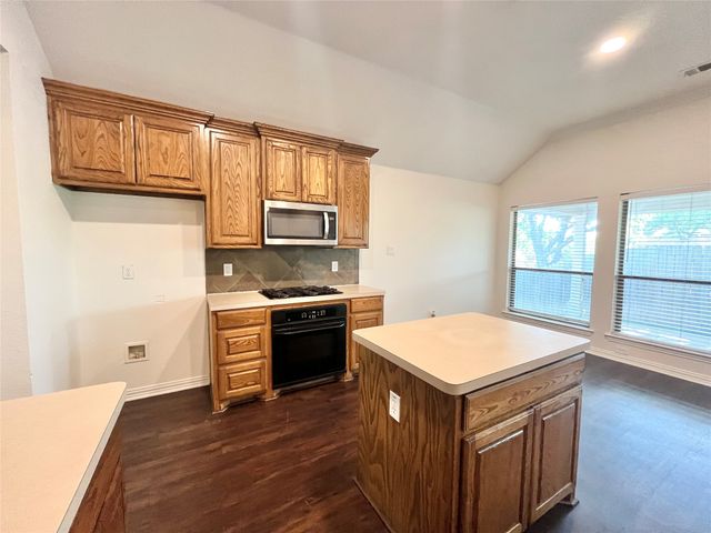 500 Hidden Meadow Court, Desoto, TX 75115