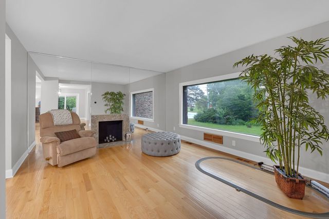 2330 Coach Road, Long Grove, IL 60047