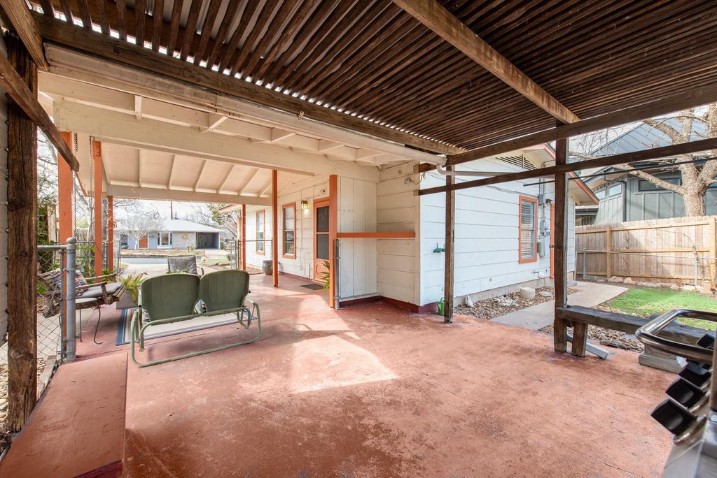 204 La Vista ST, Austin, TX 78704