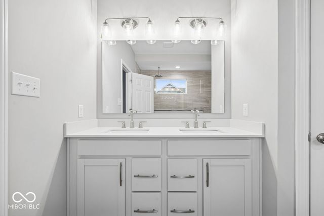 9194 Ambassador Street, Mccordsville, IN 46055