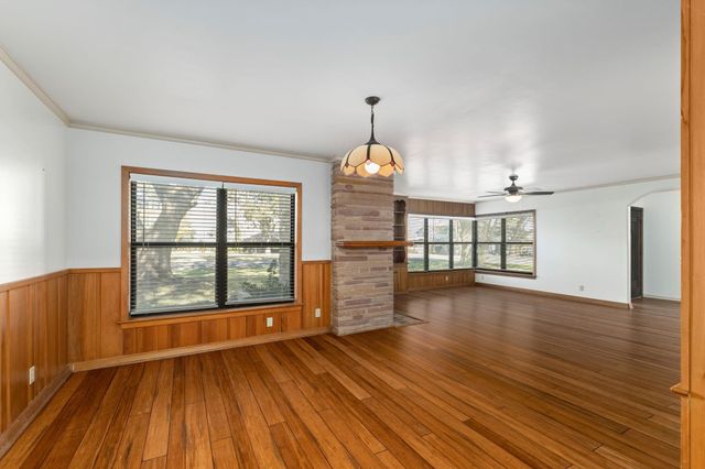 301 Bonham Street, Columbus, TX 78934