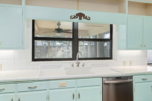 301 Bonham Street, Columbus, TX 78934