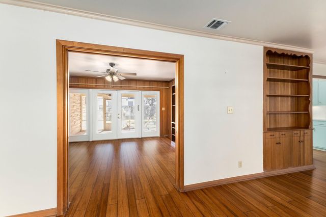 301 Bonham Street, Columbus, TX 78934