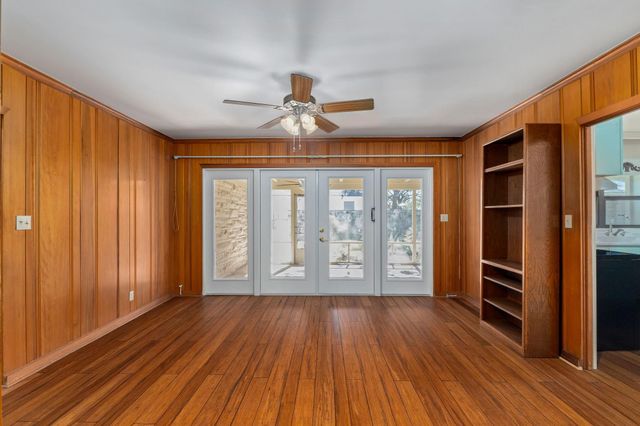 301 Bonham Street, Columbus, TX 78934