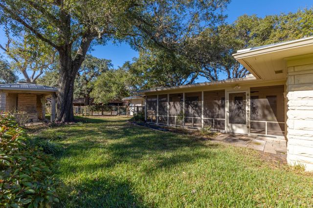 301 Bonham Street, Columbus, TX 78934