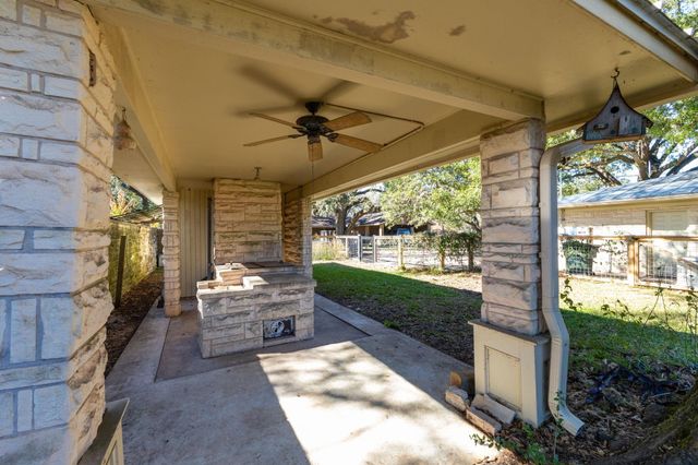 301 Bonham Street, Columbus, TX 78934