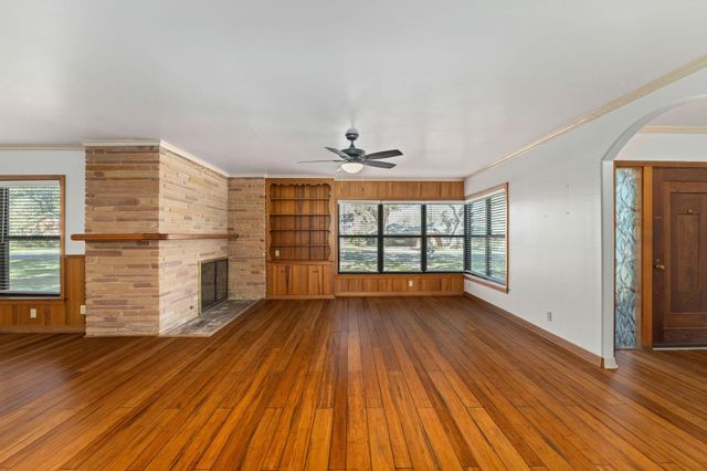 301 Bonham Street, Columbus, TX 78934