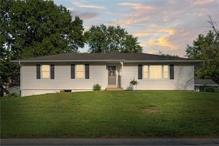 1401 S Edgevale Drive, Harrisonville, MO 64701