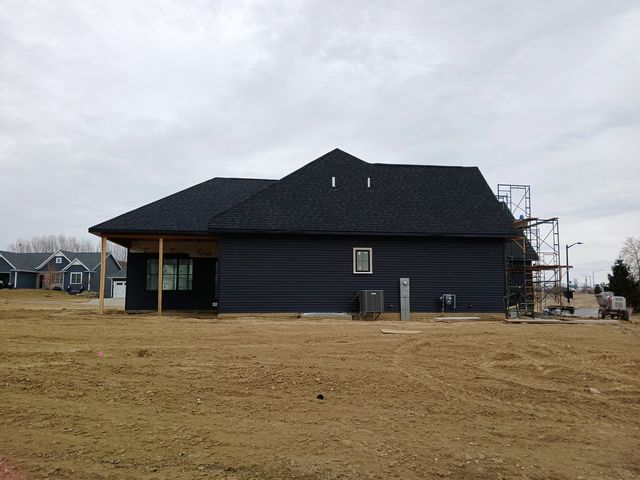 4790 WOODLAND Drive, Bettendorf, IA 52722