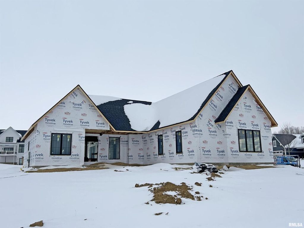 4790 WOODLAND Drive, Bettendorf, IA 52722