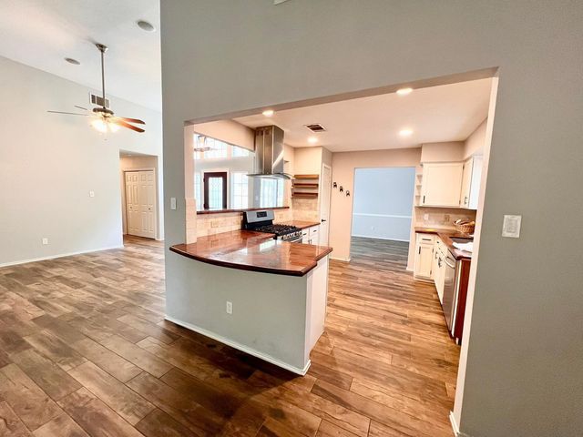 40 Country Forest Court, The Woodlands, TX 77380