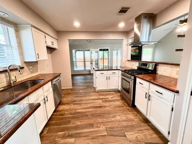 40 Country Forest Court, The Woodlands, TX 77380