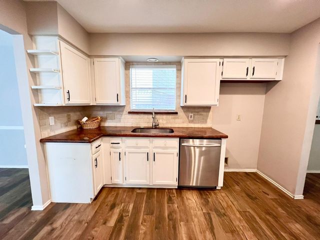 40 Country Forest Court, The Woodlands, TX 77380